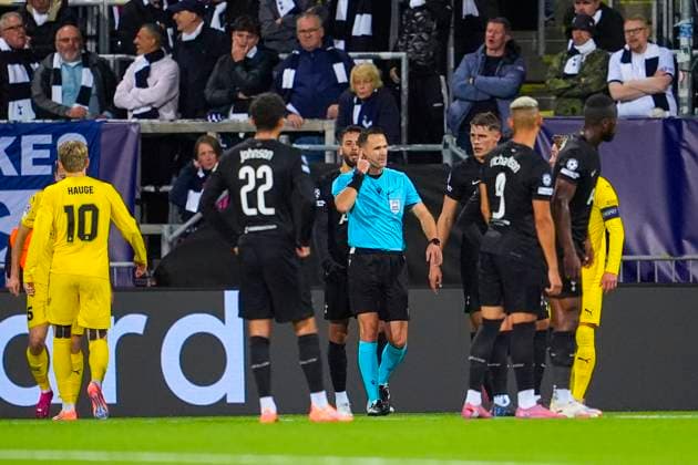 UEFA Champions League 2025 2026 Bodo Glimt Tottenham Bodo 20250930 Referee Ivan Kruzliak awards a penalty to Bodo Glimt during the Champions League match between Bodo Glimt and Tottenham at Aspmyra Stadium Photo Lise Aserud NTB Bodo Norway EDITORIAL USE ONLY RESTRICTED USE FOR BETTING COMPANIES  Copyright: xLisexAserudx xNTBx