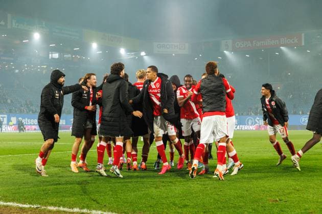Siegjubel Cottbus vor dem Gästeblock; GER, FC Hansa Rostock vs. FC Energie Cottbus, Fußball, Männer, 3. Liga, 09.Spieltag, Spielzeit 2025 2026, 30.09.2025 Rostock Ostseestadion Mecklenburg - Vorpommern Deutschland