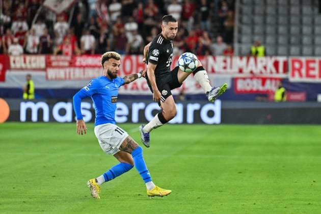 UEFA Champions League; Paphos FC - FC Bayern München; 30.09.2025 im Duell JAJA (Paphos FC 11) und Raphael GUERREIRO (FC Bayern Muenchen 22) Zweikampf UEFA Champions League: Paphos FC - FC Bayern München; Alphamega Stadium am 30.09.2025 Copyright: xBEAUTIFULxSPORTS Goldbergx
