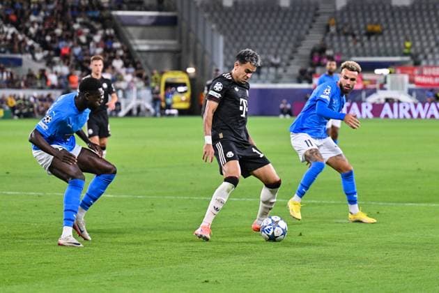 UEFA Champions League; Paphos FC - FC Bayern München; 30.09.2025 v l. Derrick LUCKASSEN (Paphos FC 23), Luis DIAZ (FC Bayern München 14) und JAJA (Paphos FC 11) Zweikampf UEFA Champions League: Paphos FC - FC Bayern München; Alphamega Stadium am 30.09.2025 Copyright: xBEAUTIFULxSPORTS Goldbergx