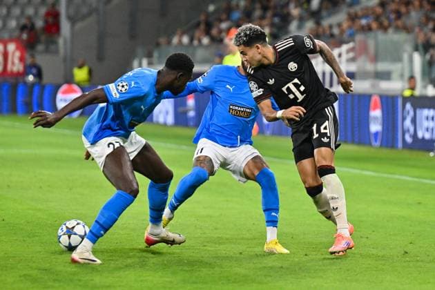 UEFA Champions League; Paphos FC - FC Bayern München; 30.09.2025 v. l. Derrick LUCKASSEN (Paphos FC 23), JAJA (Paphos FC 11) und Luis DIAZ (FC Bayern München 14) Zweikampf UEFA Champions League: Paphos FC - FC Bayern München; Alphamega Stadium am 30.09.2025 Copyright: xBEAUTIFULxSPORTS Goldbergx