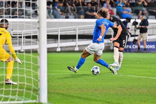 UEFA Champions League; Paphos FC - FC Bayern München; 30.09.2025 in dieser Szene tifft Harry KANE (FC Bayern Muenchen 9) zum 0-1 für die Bayern durch die Beine von David LUIZ (Paphos FC 4) Tor Torschuetze Freude Happy UEFA Champions League: Paphos FC - FC Bayern München; Alphamega Stadium am 30.09.2025 Copyright: xBEAUTIFULxSPORTS Goldbergx