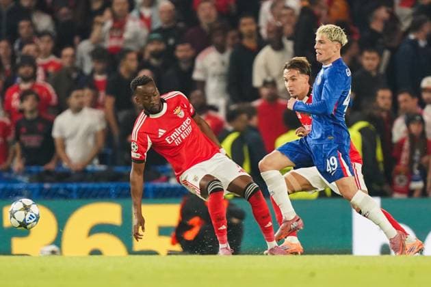 Chelsea FC v SL Benfica, Champions League Alejandro Garnacho of Chelsea under pressure from b11 during the Chelsea FC v SL Benfica UEFA Champions League Round One League Stage match at Stamford Bridge, London, England, United Kingdom on 30 September 2025 Credit: Dylan Hepworth Every Second Media Editorial use only. All images are copyright Every Second Media Limited. No images may be reproduced without prior permission. Copyright: xIMAGO EveryxSecondxMediax ESM-1604-0056 DylanxHepworthx xEveryxSecondxMediax