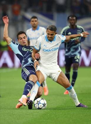 Olympique de Marseille v AFC Ajax - UEFA Champions League 2025 26 League Phase MD2 Lucas Rosa of Ajax and Facundo Medina of Olympique de Marseille challenge during the UEFA Champions League 2025 26 League Phase MD2 match between Olympique de Marseille and AFC Ajax at Stade de Marseille on September 30, 2025 in Marseille, France. Marseille Stade de Marseille France France Copyright: xNealxSimpson Sportsphoto APLx 14136617