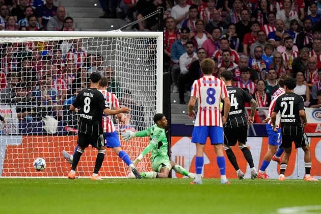 30.09.2025, xjhx, Fussball UEFA Champions League, Atletico Madrid - Eintracht Frankfurt v.l. Robin Le Normand (Atletico Madrid) Torschuetze, erzielt das Tor, Treffer, scores the goal 2:0 Kaua Santos (Eintracht Frankfurt) (UEFA REGULATIONS PROHIBIT ANY USE OF PHOTOGRAPHS as IMAGE SEQUENCES and or QUASI-VIDEO) Madrid