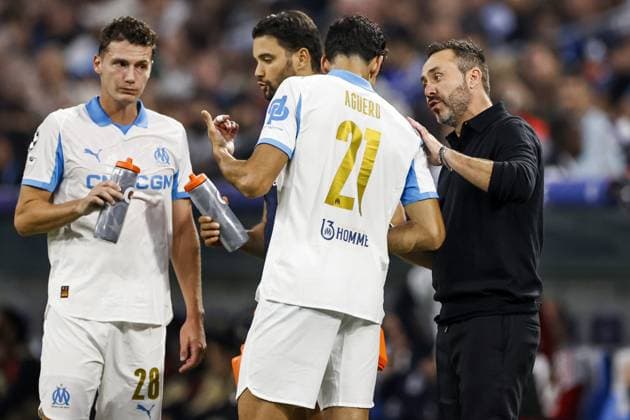 MARSEILLE (l-r) Nayef Aguerd of Olympique Marseille, Olympique Marseille coach Roberto De Zerbi during the UEFA Champions League match between Olympique Marseille and Ajax at the Stade Velodrome on September 30, 2025, in Marseille, France. ANP MAURICE VAN STEEN xVIxANPxSportx xxANPxIVx 537971825 originalFilename: 537971825.jpg