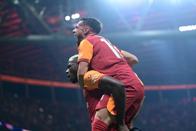 Galatasaray v Liverpool - UEFA Champions League ISTANBUL, TURKIYE - SEPTEMBER 30: Victor Osimhen (L) of Galatasaray celebrates with his teammate after scoring a goal during the UEFA Champions League week 2 match between Galatasaray and Liverpool at RAMS Park in Istanbul, Turkiye, on September 30, 2025. Abdulhamid Hosbas Anadolu Istanbul Turkey. Editorial use only. Please get in touch for any other usage.  Copyright: x2025xAnadoluxAbdulhamidxHosbasx