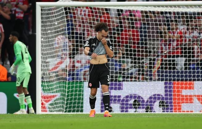 30.09.2025, Fussball UEFA Champions League, Atletico Madrid - Eintracht Frankfurt, v.l., Arthur Theate (Eintracht Frankfurt) enttaeuscht, enttaeuscht schauend, dissapointed, traurig, frustiert, frust, gefrustet DFL DFB REGULATIONS PROHIBIT ANY USE OF PHOTOGRAPHS AS IMAGE SEQUENCES AND OR QUASI-VIDEO. xdcx Copyright: HMBxMedia Claus