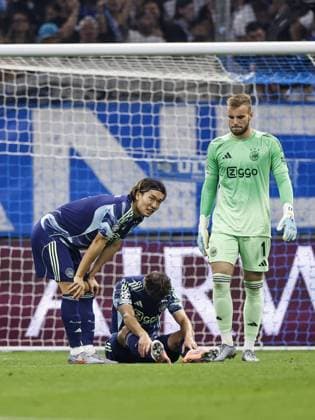 MARSEILLE - (l-r) Ko Itakura of Ajax, Youri Regeer of Ajax, and Ajax goalkeeper Vitezslav Jaros during the UEFA Champions League match between Olympique Marseille and Ajax at the Stade Velodrome on September 30, 2025, in Marseille, France. ANP MAURICE VAN STEEN xVIxANPxSportx xxANPxIVx 537971921 originalFilename: 537971921.jpg