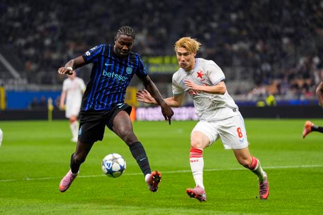 Inter Milan s Marcus Thuram fights for the ball with Slavia s Daiki Hashioka during the Uefa Champions League soccer match, between Inter and Salvia Prague at the San Siro Stadium in Milan, Italy - League phase Matchday 2 - September 30, 2025. - Soccer  Copyright: xFabioxFerrari LaPressex