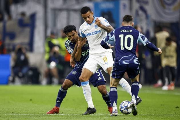 MARSEILLE - (l-r) Owen Wijndal of Ajax, Mason Greenwood of Olympique Marseille, Oscar Gloukh of Ajax during the UEFA Champions League match between Olympique Marseille and Ajax at the Stade Velodrome on September 30, 2025, in Marseille, France. ANP MAURICE VAN STEEN xVIxANPxSportx xxANPxIVx 537972169 originalFilename: 537972169.jpg
