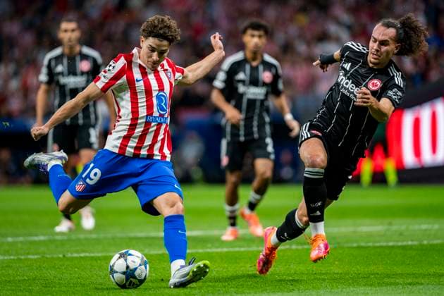 Atletico de Madrid v Eintracht Frankfurt - UEFA Champions League 2025 26 League Phase MD2 Julian Alvarez of Atletico de Madrid (L) is in action with the ball defended by Arthur Theate of Eintracht Frankfurt (R) during the UEFA Champions League 2025 26 League Phase MD2 match between Atletico de Madrid and Eintracht Frankfurt at Estadio Riyadh Air Metropolitano on September 30, 2025 in Madrid, Spain. Madrid Estadio Riyadh Air Metropolitano Madrid Spain Copyright: xAlbertoxGardinx AGardin_20250930_Foot_Cha_AtlMad_EinFra_1568