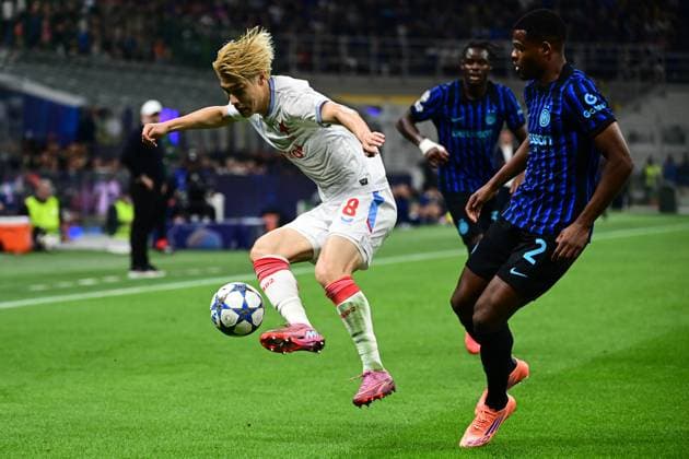 Inter Milan v Slavia Praha - UEFA Champions League MILAN, ITALY - SEPTEMBER 30: Daiki Hashioka of Slavia Prague fights for the ball with Denzel Dumfries of Inter Milan during the UEFA Champions League football match Inter Milan vs Slavia Prague at San Siro Stadium in Milan, Italy on September 30, 2025 Piero Cruciatti Anadolu Milan Italy. Editorial use only. Please get in touch for any other usage.  Copyright: x2025xAnadoluxPieroxCruciattix