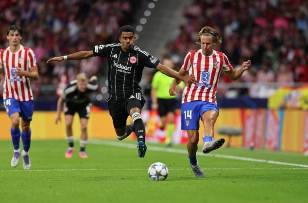 30.09.2025, Fussball UEFA Champions League, Atletico Madrid - Eintracht Frankfurt, v.l., Ansgar Knauff (Eintracht Frankfurt), Marcos Llorente (Atletico Madrid) DFL DFB REGULATIONS PROHIBIT ANY USE OF PHOTOGRAPHS AS IMAGE SEQUENCES AND OR QUASI-VIDEO. xdcx Copyright: HMBxMedia Claus
