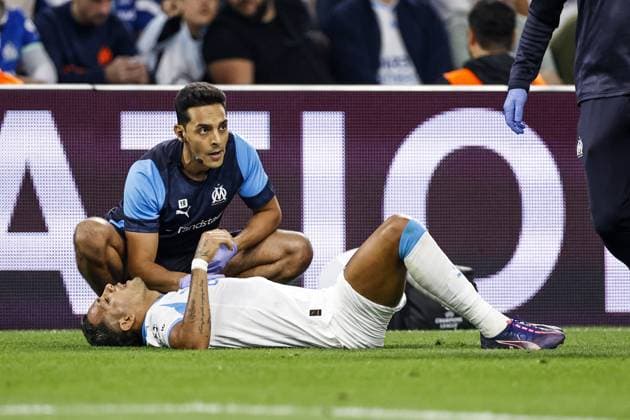 MARSEILLE - Facundo Medina of Olympique Marseille was injured during the UEFA Champions League match between Olympique Marseille and Ajax at the Stade Velodrome on September 30, 2025, in Marseille, France. ANP MAURICE VAN STEEN xVIxANPxSportx xxANPxIVx 537972495 originalFilename: 537972495.jpg