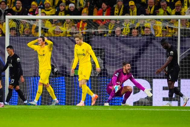 UEFA Champions League 2025 2026 Bodo Glimt Tottenham Bodo 20250930 Bodo Glimt s Sondre Brunstad Fet and Jens Petter Hauge, and Tottenham s goalkeeper Guglielmo Vicario during the Champions League match between Bodo Glimt and Tottenham at Aspmyra Stadium Photo Lise Aserud NTB Bodo Norway EDITORIAL USE ONLY RESTRICTED USE FOR BETTING COMPANIES  Copyright: xLisexAserudx xNTBx