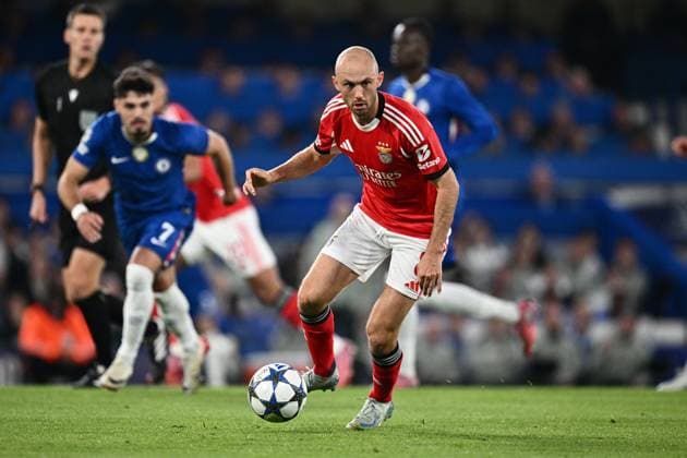 GB, London - 30 September 2025: Fredrik Aursnes of S.L. Benfica controls a ball during the match between Chelsea FC and S.L. Benfica in UEFA Champions League 2025 26 League Phase MD2 at Stamford Bridge stadium in London, England. Photo Sebastian Frej Chelsea vs. S.L. Benfica - UEFA Champions League 2025 26 League Phase MD2 Copyright: xSebastianxFrejx