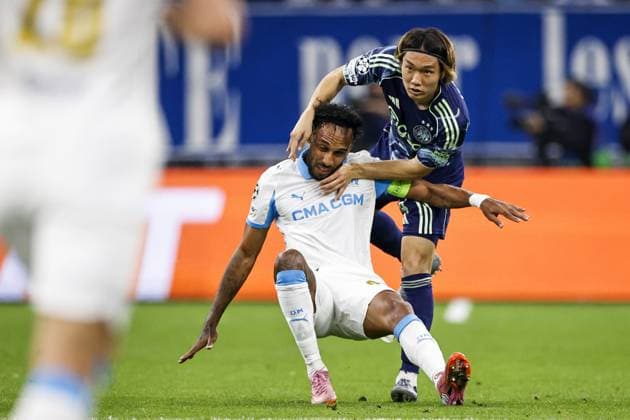 MARSEILLE - (l-r) Pierre-Emerick Aubameyang of Olympique Marseille, Ko Itakura of Ajax during the UEFA Champions League match between Olympique Marseille and Ajax at the Stade Velodrome on September 30, 2025, in Marseille, France. ANP MAURICE VAN STEEN xVIxANPxSportx xxANPxIVx 537972883 originalFilename: 537972883.jpg