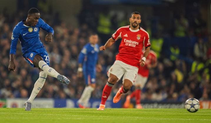 Chelsea v Benfica UEFA Champions League Trevoh Chalobah of Chelsea passes the ball during the UEFA Champions League match at Stamford Bridge, London UK Newspapers OUT Copyright: xGraemexWilcocksonx FIL-22298-0053