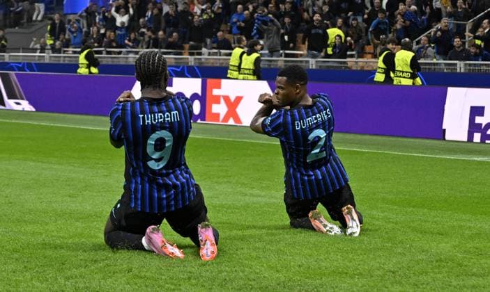 Foto IPP Paolo Bona Milano 30 09 2025 UEFA Champions League di Calcio stagione 2025 2026 partita Inter-Slavia Praga Nella foto Denzel Dumfries esulta con Marcus Thuram dopo il gol del 2-0 Italy Photo Press Worldwide Copyright italy Italy ITALY  Copyright: xR4924_italyphotopressx