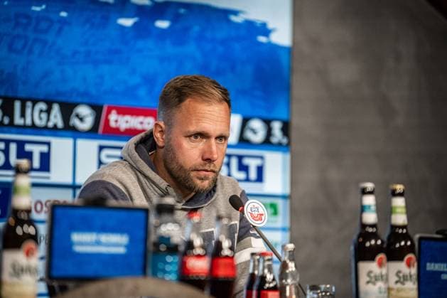 Rostock, Deutschland 30. September 2025: 3. Liga - 2025 2026 - FC Hansa Rostock vs. FC Energie Cottbus Im Bild: Chef-Trainer Daniel Brinkmann (Hansa Rostock) bei der Pressekonferenz DFB regulations prohibit any use of photographs as image sequences and or quasi-video. Copyright: xFotostandx xVoelkerx
