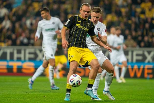 Lars Timo Gindorf (Alemannia Aachen, 23) gegen Erik Majetschak (Erzgebirge Aue, 13) Alemannia Aachen vs. Erzgebirge Aue, Fussball, 3. Liga, 9. Spieltag, Saison 2025 2026, 30.09.2025 DFB REGULATIONS PROHIBIT ANY USE OF PHOTOGRAPHS AS IMAGE SEQUENCES AND OR QUASI-VIDEO Alemannia Aachen vs. Erzgebirge Aue, Fussball, 3. Liga, 9. Spieltag, Saison 2025 2026, 30.09.2025 Aachen Copyright: xEibner-Pressefoto J.xDerondeaux EP_JDU