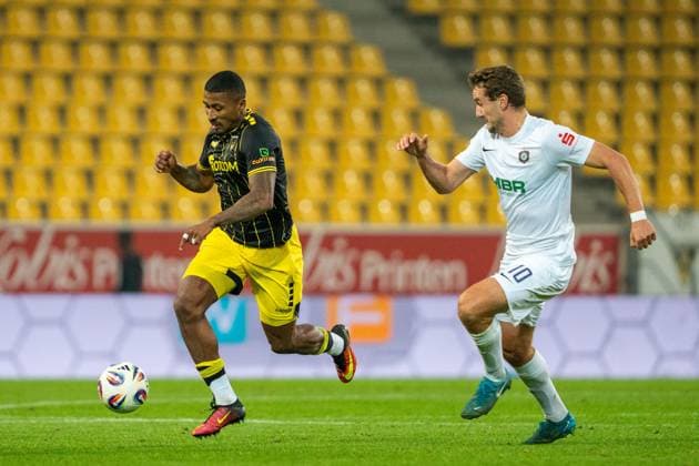 Am Ball Florian Heister (Alemannia Aachen, 19) dahinter Julian Guenther-Schmidt (Erzgebirge Aue, 10) Alemannia Aachen vs. Erzgebirge Aue, Fussball, 3. Liga, 9. Spieltag, Saison 2025 2026, 30.09.2025 DFB REGULATIONS PROHIBIT ANY USE OF PHOTOGRAPHS AS IMAGE SEQUENCES AND OR QUASI-VIDEO Alemannia Aachen vs. Erzgebirge Aue, Fussball, 3. Liga, 9. Spieltag, Saison 2025 2026, 30.09.2025 Aachen Copyright: xEibner-Pressefoto J.xDerondeaux EP_JDU