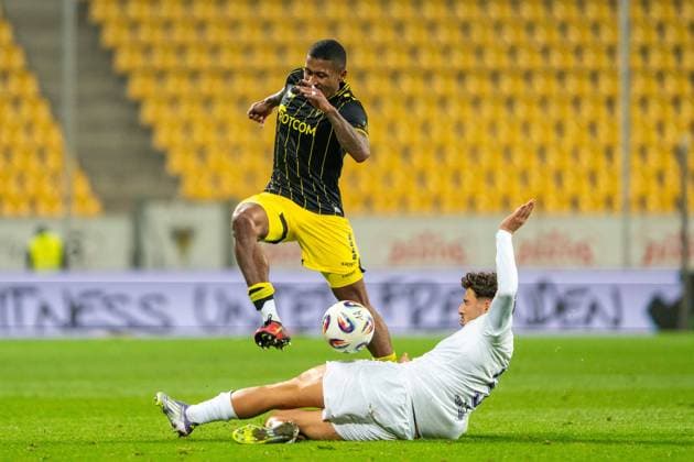 Graetsche von Luan Simnica (Erzgebirge Aue, 05) an Florian Heister (Alemannia Aachen, 19) Alemannia Aachen vs. Erzgebirge Aue, Fussball, 3. Liga, 9. Spieltag, Saison 2025 2026, 30.09.2025 DFB REGULATIONS PROHIBIT ANY USE OF PHOTOGRAPHS AS IMAGE SEQUENCES AND OR QUASI-VIDEO Alemannia Aachen vs. Erzgebirge Aue, Fussball, 3. Liga, 9. Spieltag, Saison 2025 2026, 30.09.2025 Aachen Copyright: xEibner-Pressefoto J.xDerondeaux EP_JDU