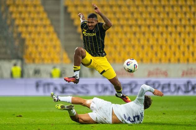 Graetsche von Luan Simnica (Erzgebirge Aue, 05) an Florian Heister (Alemannia Aachen, 19) Alemannia Aachen vs. Erzgebirge Aue, Fussball, 3. Liga, 9. Spieltag, Saison 2025 2026, 30.09.2025 DFB REGULATIONS PROHIBIT ANY USE OF PHOTOGRAPHS AS IMAGE SEQUENCES AND OR QUASI-VIDEO Alemannia Aachen vs. Erzgebirge Aue, Fussball, 3. Liga, 9. Spieltag, Saison 2025 2026, 30.09.2025 Aachen Copyright: xEibner-Pressefoto J.xDerondeaux EP_JDU