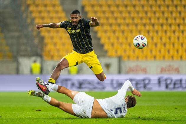 Graetsche von Luan Simnica (Erzgebirge Aue, 05) an Florian Heister (Alemannia Aachen, 19) Alemannia Aachen vs. Erzgebirge Aue, Fussball, 3. Liga, 9. Spieltag, Saison 2025 2026, 30.09.2025 DFB REGULATIONS PROHIBIT ANY USE OF PHOTOGRAPHS AS IMAGE SEQUENCES AND OR QUASI-VIDEO Alemannia Aachen vs. Erzgebirge Aue, Fussball, 3. Liga, 9. Spieltag, Saison 2025 2026, 30.09.2025 Aachen Copyright: xEibner-Pressefoto J.xDerondeaux EP_JDU