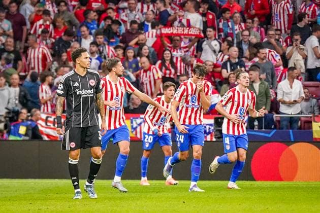 UEFA Champions League 2025 26, 2. Spieltag - Atletico Madrid vs Eintracht Frankfurt - Riyadh Air Metropolitano (Madrid, Spanien): Tor und Torjubel zum 3:0 durch Antoine Griezmann (Atletico Madrid, 7) Freude, Emotionen, Jubel. Nnamdi Collins (Eintracht Frankfurt, 34) enttäuscht. Copyright: xJOERANxSTEINSIEKx