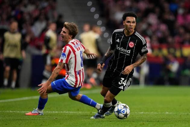 30.09.2025, xjhx, Fussball UEFA Champions League, Atletico Madrid - Eintracht Frankfurt v.l. Pablo Barrios (Atletico Madrid) Nnamdi Collins (Eintracht Frankfurt) Zweikampf, Aktion, action, battle for the ball (UEFA REGULATIONS PROHIBIT ANY USE OF PHOTOGRAPHS as IMAGE SEQUENCES and or QUASI-VIDEO) Madrid