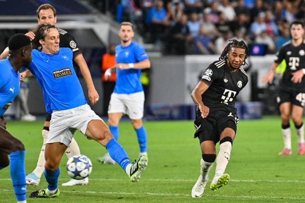 UEFA Champions League; Paphos FC - FC Bayern München; 30.09.2025 der Torschuss von Michael OLISE (FC Bayern Muenchen 17) kann nicht mehr geblockt werden UEFA Champions League: Paphos FC - FC Bayern München; Alphamega Stadium am 30.09.2025 David LUIZ (Paphos FC 4) Copyright: xBEAUTIFULxSPORTS Goldbergx