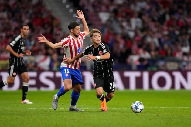 30.09.2025, xjhx, Fussball UEFA Champions League, Atletico Madrid - Eintracht Frankfurt v.l. Clement Lenglet (Atletico Madrid) Ritsu Doan (Eintracht Frankfurt) Zweikampf, Aktion, action, battle for the ball (UEFA REGULATIONS PROHIBIT ANY USE OF PHOTOGRAPHS as IMAGE SEQUENCES and or QUASI-VIDEO) Madrid