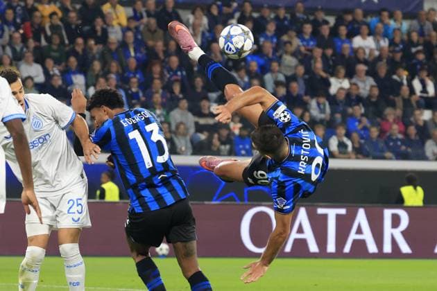 Atalanta v Club Brugge - UEFA Champions League BERGAMO, ITALY, SEPTEMBER 30: Nikola Krstovic (R), of Atalanta, attempts an overhead kick during the League phase UEFA Champions League football match between Atalanta and Club Brugge at the Stadio di Bergamo, Italy, on September 30, 2025. Riccardo De Luca Anadolu Bergamo Italy. Editorial use only. Please get in touch for any other usage.  Copyright: x2025xAnadoluxRiccardoxDexLucax