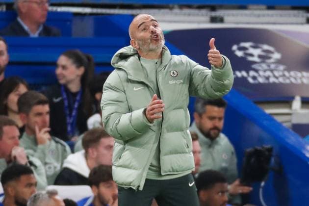 Enzo Maresca, Head Coach of Chelsea, is pictured talking to his players during the match Chelsea FC v SL Benfica, Football, UEFA Champions League - League Stage, Stamford Bridge, London, UK, 30 09 25 Editorial use only  Copyright: xAnthonyxHanc Shutterstockx 15511739m
