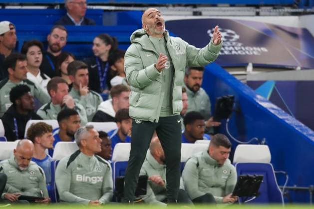 Enzo Maresca, Head Coach of Chelsea, is pictured shouting to his players during the match Chelsea FC v SL Benfica, Football, UEFA Champions League - League Stage, Stamford Bridge, London, UK, 30 09 25 Editorial use only  Copyright: xAnthonyxHanc Shutterstockx 15511739p
