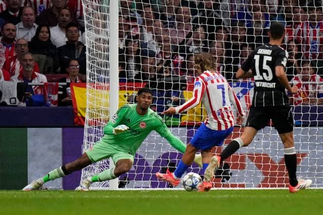 30.09.2025, xjhx, Fussball UEFA Champions League, Atletico Madrid - Eintracht Frankfurt v.l. Antoine Griezmann (Atletico Madrid) Torschuetze, erzielt das Tor, Treffer, scores the goal 3:0 Kaua Santos (Eintracht Frankfurt) (UEFA REGULATIONS PROHIBIT ANY USE OF PHOTOGRAPHS as IMAGE SEQUENCES and or QUASI-VIDEO) Madrid