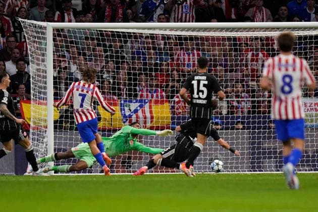 30.09.2025, xjhx, Fussball UEFA Champions League, Atletico Madrid - Eintracht Frankfurt v.l. Antoine Griezmann (Atletico Madrid) Torschuetze, erzielt das Tor, Treffer, scores the goal 3:0 Kaua Santos (Eintracht Frankfurt) (UEFA REGULATIONS PROHIBIT ANY USE OF PHOTOGRAPHS as IMAGE SEQUENCES and or QUASI-VIDEO) Madrid