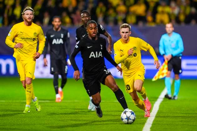 UEFA Champions League 2025 2026 Bodo Glimt Tottenham Bodo 20250930 From left Bodo Glimts Kasper Hogh, Tottenhams Wilson Odobert and Bodo Glimts Fredrik Sjovold during the Champions League match between Bodo Glimt and Tottenham at Aspmyra Stadium Photo Lise Aserud NTB Bodo Norway EDITORIAL USE ONLY RESTRICTED USE FOR BETTING COMPANIES  Copyright: xLisexAserudx xNTBx