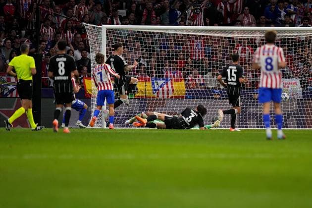 30.09.2025, xjhx, Fussball UEFA Champions League, Atletico Madrid - Eintracht Frankfurt v.l. Antoine Griezmann (Atletico Madrid) Torschuetze, erzielt das Tor, Treffer, scores the goal 3:0 Kaua Santos (Eintracht Frankfurt) (UEFA REGULATIONS PROHIBIT ANY USE OF PHOTOGRAPHS as IMAGE SEQUENCES and or QUASI-VIDEO) Madrid