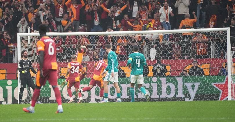 Victor Osimhen celebrates his goal with teammates during group phase match between Galatasaray and Liverpool in Istanbul, Turkiye, 30 September 2025. ( Copyright: DepoxPhotos 18846352