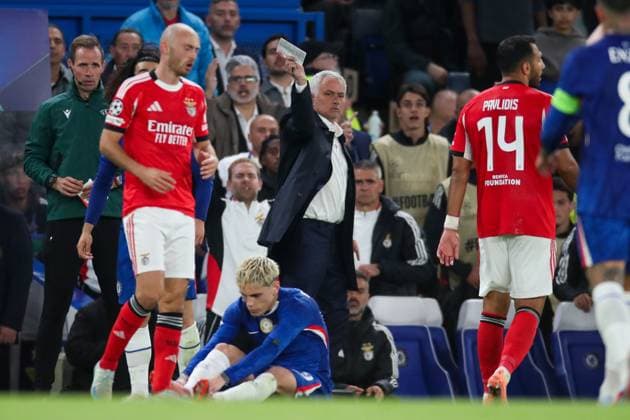 JosÃ Mourinho, Head Coach of SL Benfica waves his finger at the referee, not agreeing with the decision Chelsea FC v SL Benfica, Football, UEFA Champions League - League Stage, Stamford Bridge, London, UK, 30 09 25 Editorial use only  Copyright: xAnthonyxHanc Shutterstockx 15511739z