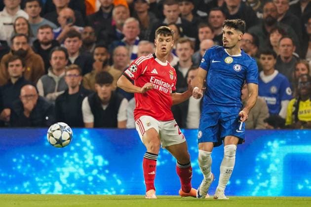 Chelsea FC v SL Benfica, Champions League Samuel Dahl of Benfica and Pedro Neto of Chelsea battling for the ball during the Chelsea FC v SL Benfica UEFA Champions League Round One League Stage match at Stamford Bridge, London, England, United Kingdom on 30 September 2025 Credit: Dylan Hepworth Every Second Media Editorial use only. All images are copyright Every Second Media Limited. No images may be reproduced without prior permission. Copyright: xIMAGO EveryxSecondxMediax ESM-1604-0059 DylanxHepworthx xEveryxSecondxMediax
