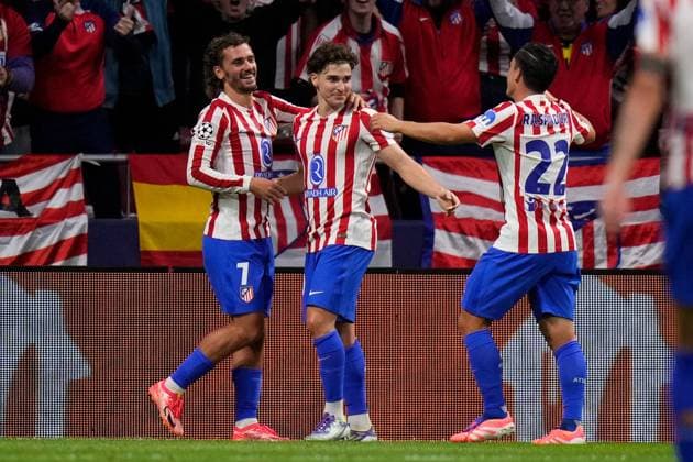 30.09.2025, xjhx, Fussball UEFA Champions League, Atletico Madrid - Eintracht Frankfurt v.l. Torjubel nach dem Tor zum celebrating the goal celebrate 3:0 durch Antoine Griezmann (Atletico Madrid) (UEFA REGULATIONS PROHIBIT ANY USE OF PHOTOGRAPHS as IMAGE SEQUENCES and or QUASI-VIDEO) Madrid
