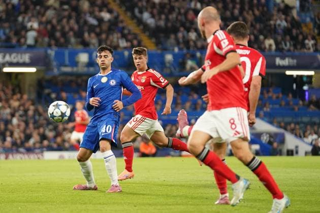 Chelsea FC v SL Benfica, Champions League Heorhiy Sudakov of Benfica under pressure from Facundo Buonanotte of Chelsea during the Chelsea FC v SL Benfica UEFA Champions League Round One League Stage match at Stamford Bridge, London, England, United Kingdom on 30 September 2025 Credit: Dylan Hepworth Every Second Media Editorial use only. All images are copyright Every Second Media Limited. No images may be reproduced without prior permission. Copyright: xIMAGO EveryxSecondxMediax ESM-1604-0061 DylanxHepworthx xEveryxSecondxMediax