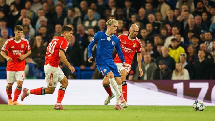 Chelsea FC v SL Benfica, Champions League Alejandro Garnacho of Chelsea under pressure from Heorhiy Sudakov of Benfica and Fredrik Aursnes of Benfica during the Chelsea FC v SL Benfica UEFA Champions League Round One League Stage match at Stamford Bridge, London, England, United Kingdom on 30 September 2025 Credit: Dylan Hepworth Every Second Media Editorial use only. All images are copyright Every Second Media Limited. No images may be reproduced without prior permission. Copyright: xIMAGO EveryxSecondxMediax ESM-1604-0065 DylanxHepworthx xEveryxSecondxMediax