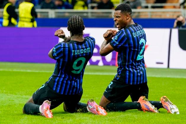 30 09 2025, Milan, Stadio Meazza, UEFA Champions League: Inter - Slavia Praga, Marcus Thuram of Inter and Denzel Dumfries of Inter celebrates the 2-0 Milan Stadio Meazza Lombardy Italy Copyright: xJustPictures.ch JarixPestelaccix jp-en-JaPe-JP4_JAR_Inter_Praha_30Sept2025_0145