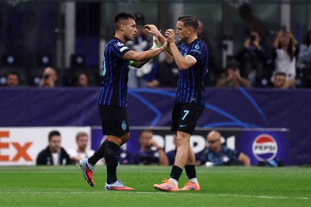 Lautaro Martinez (Fc Internazionale) und Piotr Zielinski (Fc Internazionale) celebrates after scoring his team s first goal with team mates, UEFA Champions League 2025 26 League Phase MD2, FC Internazionale Milano v SK Slavia Praha, Stadio Giuseppe Meazza (San Siro), September 30, 2025, Milan, Italy.