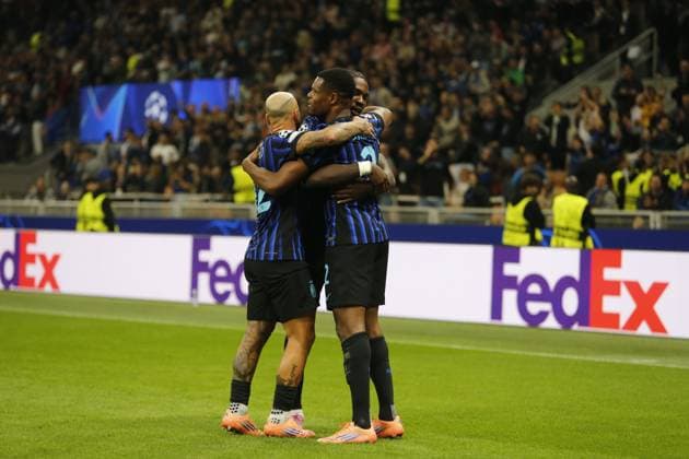 Denzel Dumfries of FC Inter celebrating with team mates after a goal during the Uefa Champions League 2025-2026 season, football match between FC Internazionale and SK Slavia Praha on 30 September 2025, at San Siro Stadium, Milan, Italy Photo Nderim Kaceli  Copyright: xNderimxKaceli IPAxSportx xipa-agency.netx xx IPA_65975495 IPA_Agency_IPA65975495